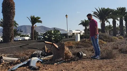 El concejal del PSOE junto a restos de basura en el municipio.
