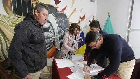 El alcalde de Teguise y el concejal de Agricultura en una reunión del sector primario.