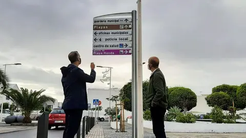 El alcalde de San Bartolomé con los nuevos carteles.
