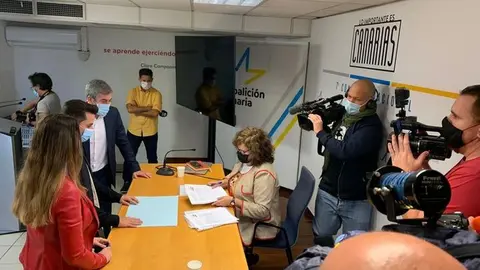 Fernando Clavijo formalizando este jueves su candidatura.