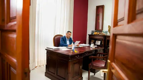 Oswaldo Betancort en despacho alcaldiìa