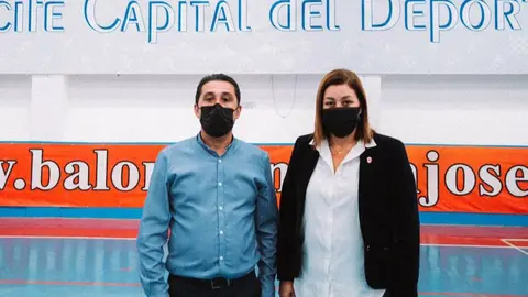 El concejal de Deportes y la alcaldesa de Arrecife.