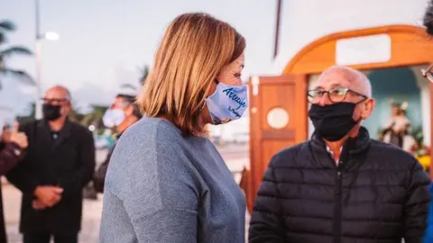 La alcaldesa de Arrecife con uno de los supervivientes de la tragedia.