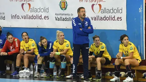 Las jugadoras del Puerto del Carmen viviendo con intensidad el choque desde el banquillo.