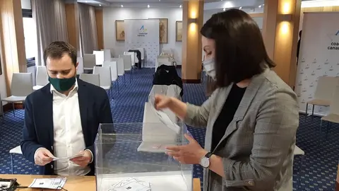 Migdalia Machín junto a Isaac Castellano este domingo en la sede improvisada en Lanzarote.