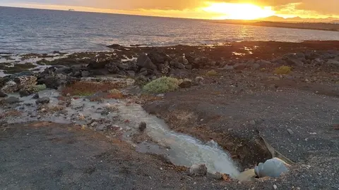 Imagen del vertido que se produjo este domingo en Arrecife.