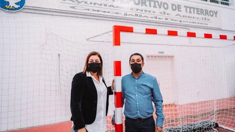 La alcaldesa de Arrecife y el concejal de Deportes junto a las nuevas porterías.