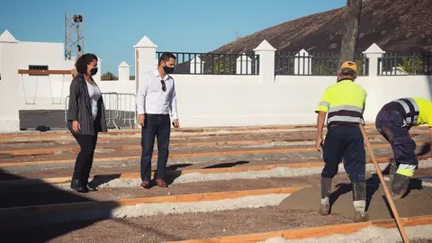 La concejala de Educación de Yaiza y el concejal de Obras en el CEIP Uga