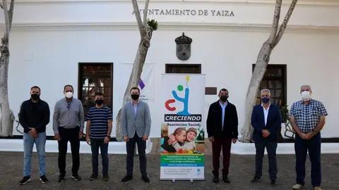 Óscar Noda y Ángel Domínguez, junto al presidente Osvaldo Montenegro y representantes de todos los partidos que for