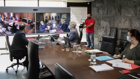 Imagen de la reunión del Consejo de Gobierno celebrada este jueves en dos sedes distintas.