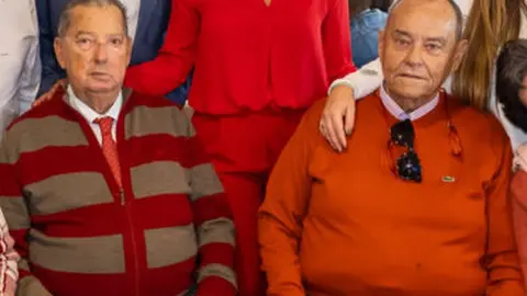 Imagen de Manuel Martínez junto a su hermano en una comida familiar.