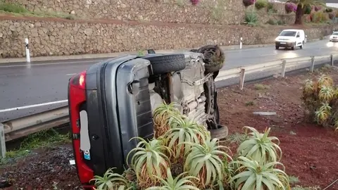 Imagen del vehículo siniestrado este sábado.