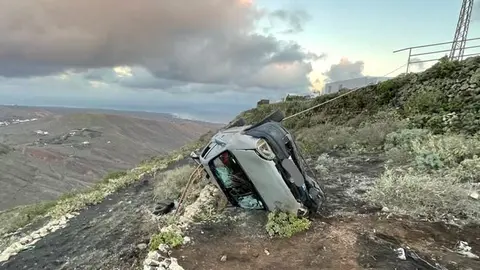 Imagen del vehículo tras volcar en una espectacular caída.