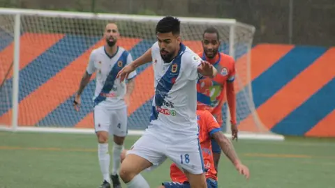 Imagen de uno de los momentos del interesante partido.
