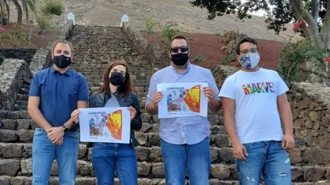 Representantes de Ciudadanos, entre ellos sus dos concejales en Lanzarote, mostrando el cartel de la campaña.