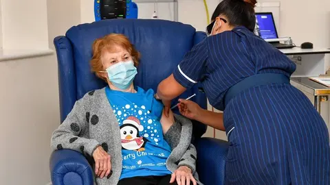 Imagen del momento histórico en el que la mujer británica recibe la vacuna.
