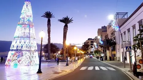 alumbrado_navide_o_de_arrecife-_avenida_y__rbol_en_el_parque_jos__ram_rez_cerd_