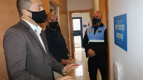 Óscar Noda, Javier Camacho y Vladimir Guadalupe viendo el dispositivo 