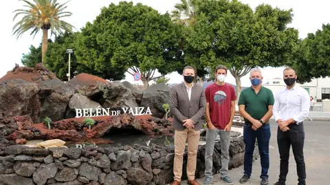 Óscar Noda, Ángel Domínguez y Daniel Medina junto a Alexander Dorta, diseñador del Belén