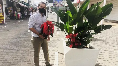 Jonatan Lemes, concejal de Urbanismo, Vías y Obras, en la calle Limones