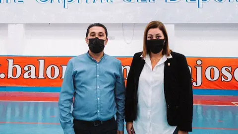 El concejal de Deportes, Roy González, con la alcaldesa de Arrecife, Astrid Pérez.