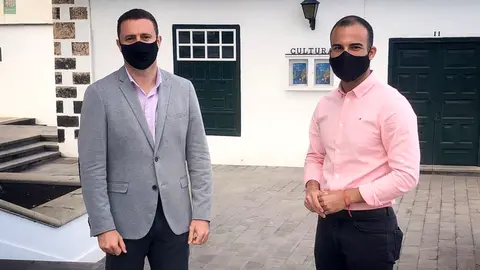 Óscar Noda y Daniel Medina, alcalde de Yaiza y concejal de Cultura, respectivamente