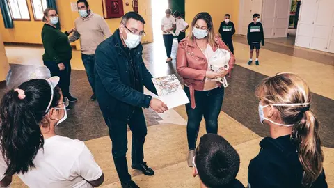 ENTREGA LIBRO TEGUISE A ESCOLARES 2