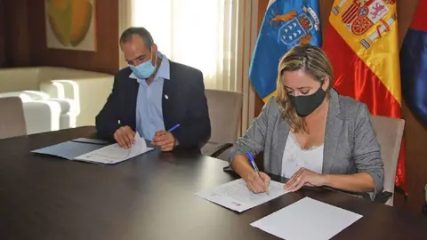 firma adenda convenio Cueva de Los Verdes