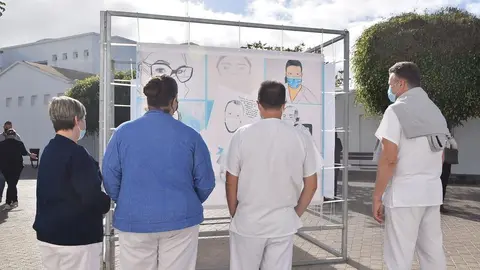 PERSONAL SANITARIO VISITANDO RETRATARTE