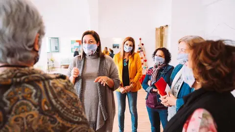 Astrid Pérez y María Jesús Tovar visitan las Aulas de la Tercera Edad para solicitar reforzar las medidas preventivas ante la Covid. Los mayores deben reforzar sus medidas