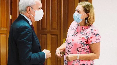 La alcaldesa de Arrecife y el consejero de Viviendas del Gobierno de Canarias cuando dan a conocer la cesión del suelo para las 400 viviendas en Maneje