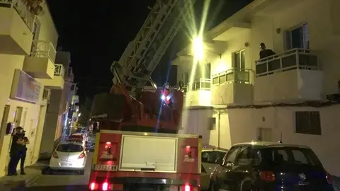 Momento en el que los bomberos tienen que utilizar la escalera para sacar a la persona fallecida.