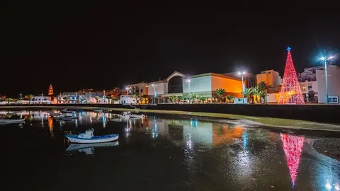 La iluninación navideña de Arrecife despliega un enorme árbol de 15 metros en el Charco de San Ginés