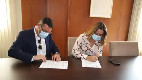 _Firma Convenio Energía y alcalde  Ayt Teguse (3)