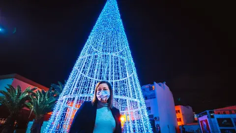 La alcaldesa de Arrecife junto al gran  árbol de Navidad  en el Charco de San Ginés