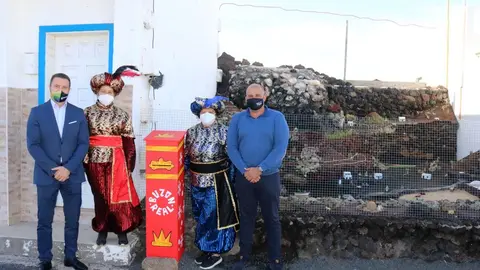 El alcalde, Óscar Noda, y Javier Camacho, edil de Festejos junto a los pajes reales en El Golfo