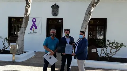 Óscar Noda y Ángel Domínguez junto a Carlos Cejudo(2)