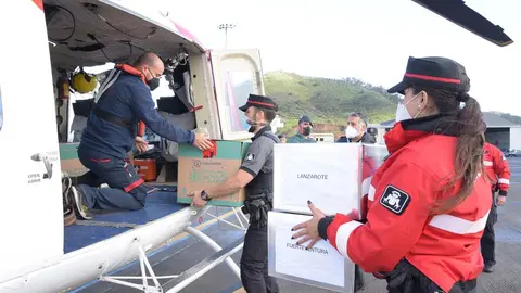 Carga-de-las-vacunas-en-el-helicóptero