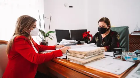 Abono de las ayudas sociales del Ayuntamiento de Arrecife. La alcaldesa y la concejal de Servicios Sociales, tras la reunión de la junta de Gobierno