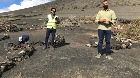 Emilio Machín (derecha), responsable de Sector Primario en Yaiza, junto al capataz en su visita a la zona