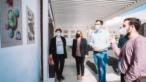 Exposición de alumnos de la Escuela Pancho Lasso en el Jardín de la Biosfera, una actividad organizada por el Ayuntamiento de Arrecife. Uno de los alumnos explica su obra