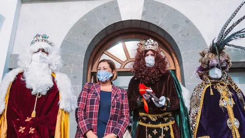 Llegada de los Reyes Magos. La alcaldesa Astrid Pérez junto a Melchor, Baltasar y Gaspar en las puertas del Ayuntamiento de Arrecife