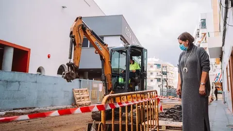 Actuación en varias calles del barrio de La Destila. La alcaldesa visita las obras en la calle La Inés, junto al colegio de La Destila