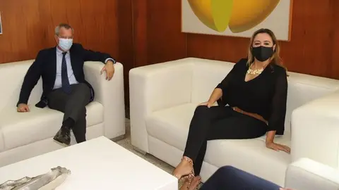 la-presidenta-del-cabildo-maria-dolores-corujo-y-el-consejero-de-obras-publicas-del-gobierno-de-canarias-sebastian-franquis_1_766x440