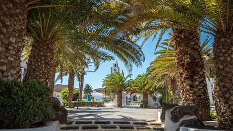 FOTO AYTO AL FONDO Y PLAZAS