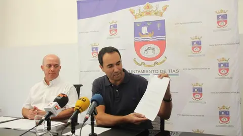 El-alcalde-de-Tías-y-el-concejal-de-Hacienda.-Ramón-Melián-exhibe-el-contrato-del-2008-donde-el-anterior-alcalde-José-Juan-Cruz-aceptaba-la-cláusula-por-inclumplimiento-y-unos-intereses-de-16-millones-