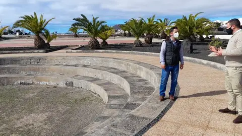 El alcalde de Yaiza y el concejal de Obras en visita a la zona de San Marcial del Rubicón