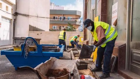 Trabajadores del  Ayuntamiento de Arrecife reponen la red del alumbrado público en calles del entorno del colegio Adolfo Topham