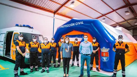 Efectivos de Protección Civil de Arrecife con la alcaldesa Astrid Pérez y el concejal Eduardo Placeres Reyes, en la presentación del Hospital de Campaña