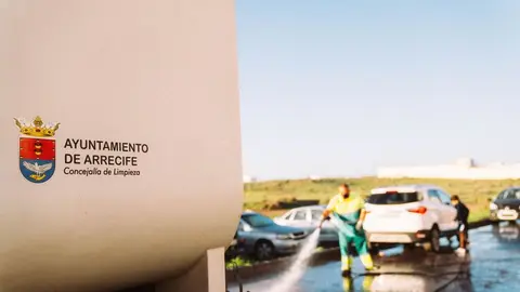 Arrecife reanuda la campaña delimpieza integral  ‘Barrio a Barrio’  . Baldeo de las calles de Argana Baja